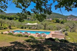 The swimming pool at or close to Relais Casale Valigi