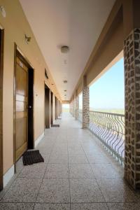 korytarzem budynku z widokiem na ocean w obiekcie Hotel Sea Queen w mieście Koks Badźar
