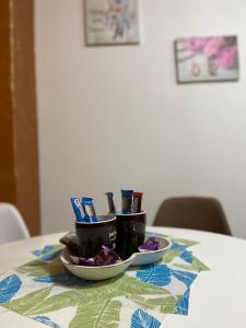 een tafel met twee borden eten op een tafel bij Apartmani Vučinić in Cetinje