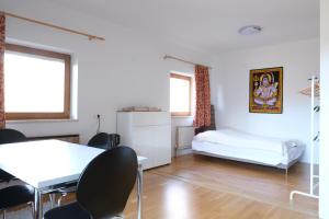 Pokój z łóżkiem, stołem i krzesłami w obiekcie Doppelzimmer w mieście Innsbruck