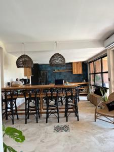 una sala da pranzo con un grande tavolo in legno e sedie di Tanah Host - Casa de Huespedes a Villa Mercedes