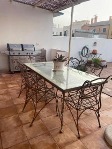 een tafel met stoelen en een potplant op een patio bij Casa La Hojiblanca in Mancha Real