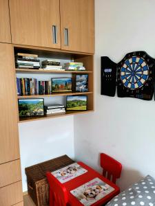 una habitación con un tablero de dardos en la pared y una mesa en Apartmán u Zuzanky, en Svoboda nad Úpou
