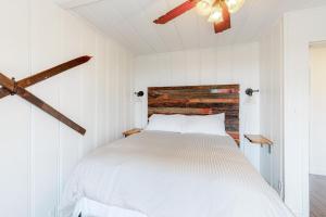 sypialnia z białym łóżkiem z drewnianym zagłówkiem w obiekcie Rocky Mountain Resting Place w mieście Estes Park