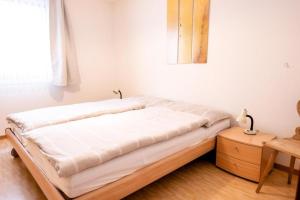 錫爾斯瑪利亞的住宿－Chesa La Capriola，客房内的一张床位
