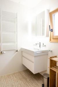 錫爾斯瑪利亞的住宿－Chesa La Capriola，白色的浴室设有水槽和淋浴。