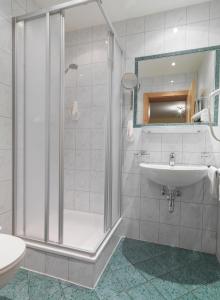 Kúpeľňa v ubytovaní Posthotel Strengen am Arlberg