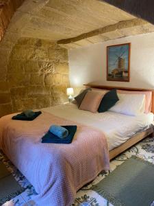- une chambre avec un lit et 2 serviettes dans l'établissement Haven Farmhouse With Private Pool, à L-Għarb