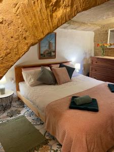 - une chambre avec 2 lits dans l'établissement Haven Farmhouse With Private Pool, à L-Għarb