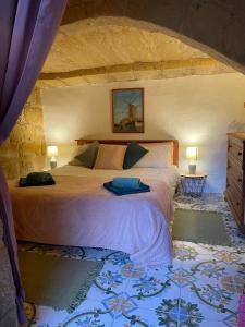 - une chambre avec un lit et 2 oreillers dans l'établissement Haven Farmhouse With Private Pool, à L-Għarb