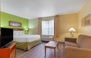 ein Hotelzimmer mit einem Bett und einer Couch in der Unterkunft Extended Stay America Suites - Atlanta - Norcross - Peachtree Corners in Norcross + 61 Fotos