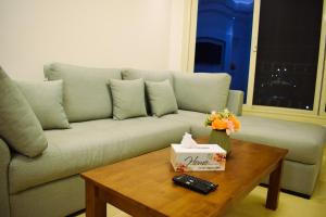 salon z kanapą i stolikiem kawowym w obiekcie Sharm Hills Resort - Luxury Apartment w Szarm el-Szejk