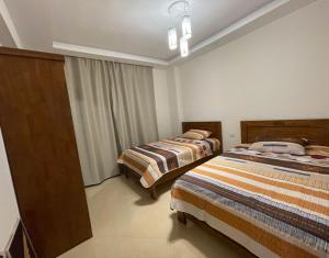 sypialnia z 2 łóżkami i oknem w obiekcie Sharm Hills Resort - Luxury Apartment w Szarm el-Szejk