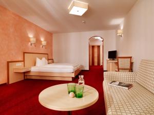 Postel nebo postele na pokoji v ubytování Posthotel Strengen am Arlberg
