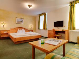 Posteľ alebo postele v izbe v ubytovaní Posthotel Strengen am Arlberg