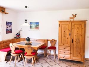comedor con mesa, sillas y armario en Curtins18 en Pontresina