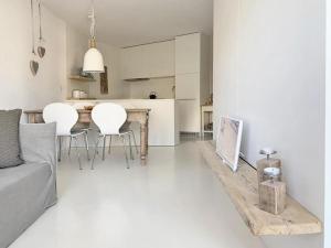 een keuken en een woonkamer met een tafel en stoelen bij Chesa Auricula in Pontresina