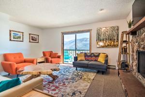 sala de estar con sofá, sillas y chimenea en Updated Mtn Condo with Views and Deck Less Than 1 Mi to Lake! en Grand Lake