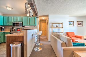 cocina y sala de estar con armarios verdes en Updated Mtn Condo with Views and Deck Less Than 1 Mi to Lake!, en Grand Lake