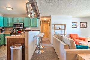 een keuken en een woonkamer met groene kasten bij Grand Lake Condo Best Lake View and Panoramic Deck in Grand Lake
