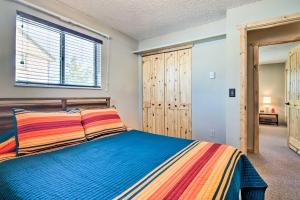 een slaapkamer met een bed en een raam bij Grand Lake Condo Best Lake View and Panoramic Deck in Grand Lake