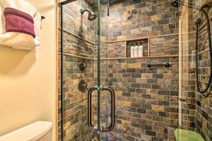 een badkamer met een douche met een glazen deur bij Grand Lake Condo Best Lake View and Panoramic Deck in Grand Lake +25 foto's