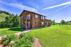 une grande maison en bois avec une grande cour dans l'établissement South Dakota Vacation Rental Near Mount Rushmore, à Hermosa