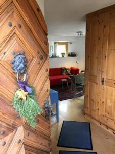 um quarto com uma parede de madeira e uma porta em Chesa Linaira em Pontresina