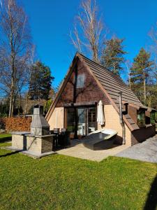 a building with a picnic table and a fountain at Lauwie 14 in Lanaken