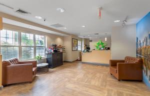 eine Lobby eines Krankenhauses mit Stühlen und einem Wartezimmer in der Unterkunft Extended Stay America Suites - Atlanta - Norcross - Peachtree Corners in Norcross