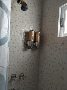 baño con lavabo y una luz en la pared en Lu-Mar en Comodoro Rivadavia