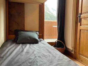 łóżko w pokoju z oknem w obiekcie Courchevel 1650 appartement cosy 6 personnes w Courchevel