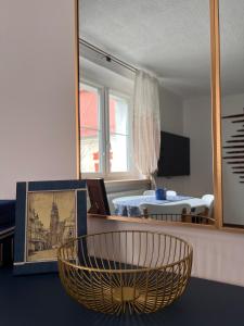 um quarto com um espelho, uma cama e uma mesa em BELLA BLU em Opole