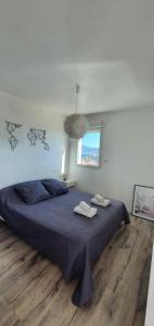 เตียงในห้องที่ Appartement Ajaccio vue mer panoramique