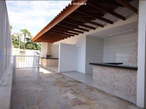 an open kitchen with a counter in a house at Recanto Salgando a Alma in Ubatuba