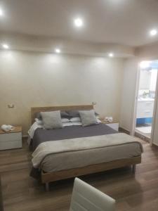 um quarto com uma cama grande e 2 almofadas em MareMonti apartments em Castellammare di Stabia