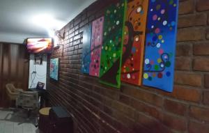 門多薩的住宿－SPACIO HABITACION APART Baño Privado Estar con microondas y frigobar，砖墙,上面有色彩缤纷的绘画作品