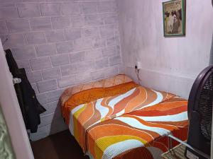 Un pequeño dormitorio con una cama en la esquina en Viajeros en Salta