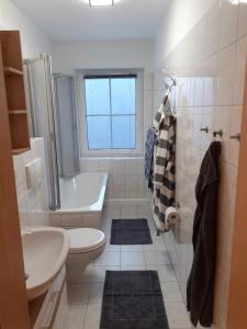 ein Badezimmer mit einem WC, einer Badewanne und einem Waschbecken in der Unterkunft Ferienwohnung Zern in Johanngeorgenstadt