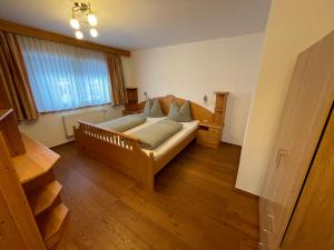 - un salon avec un lit et une fenêtre dans l'établissement Haus Erna, à Gundersheim