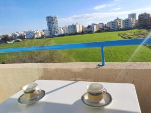 - deux tasses de café assises sur une table sur un balcon dans l'établissement Open Views, à Larnaka
