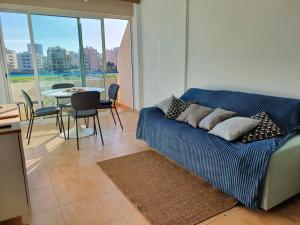 - un salon avec un canapé bleu et une table dans l'établissement Open Views, à Larnaka
