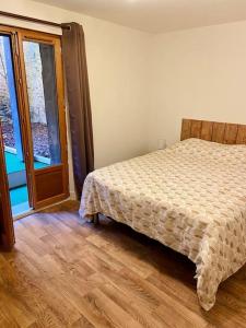 sypialnia z łóżkiem i dużym oknem w obiekcie Appartement au cœur du centre historique w mieście Bergerac