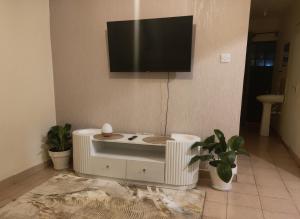 A television and/or entertainment centre at Amazing 1 Bedroom Apartment, Juja