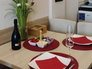 a table with a bottle of wine and a plate of fruit at Apartman Sunset Milmari Kopaonik M10 in Kopaonik