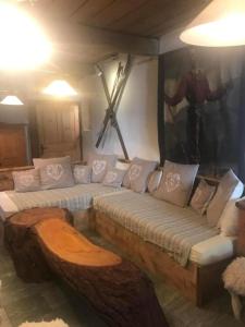 a living room with a large couch and a table at Chasa Gertz 12-Bett Chasa Engiadina in Sent