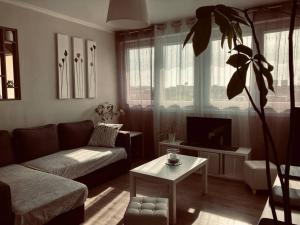sala de estar con sofá y mesa en Cozy'Maisonnette, en Guipavas
