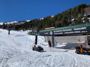 une remontée mécanique avec motoneige dans la neige dans l'établissement Rusina, à Santa Venerina