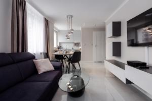ApartamentyGdansk eu Mieszkanie Przylesie في سوبوت: غرفة معيشة مع أريكة وطاولة