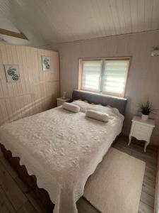 1 dormitorio con 1 cama grande y 2 almohadas en Luxury countryside house 2 min walk to the beach en Narva-Jõesuu